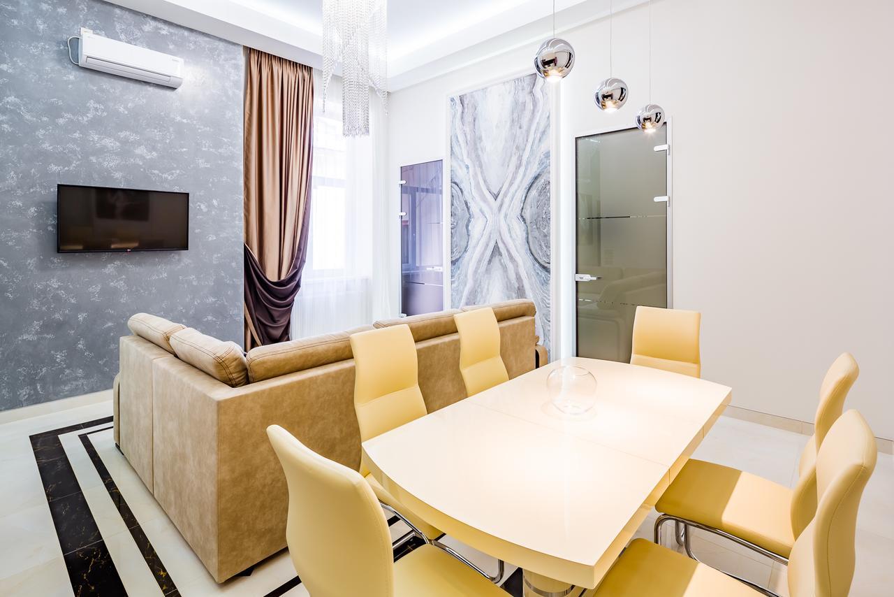 Leogrand Deluxe Apartments On Doroshenka 17 Lviv Exteriör bild